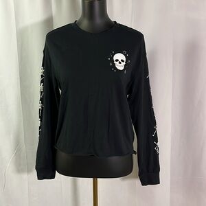🛍 6 for $35 • Miken Flow Black & White Skeleton Print Long Sleeve Cropped Top